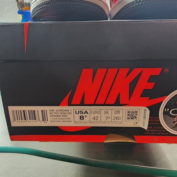 Jordan 1 Retro High OG - Picture 2 of 5